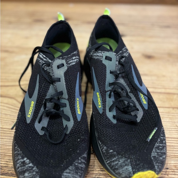 Brooks Levitate Black and Gray Sneakers with Yellow Highlights - Picture 6 of 6